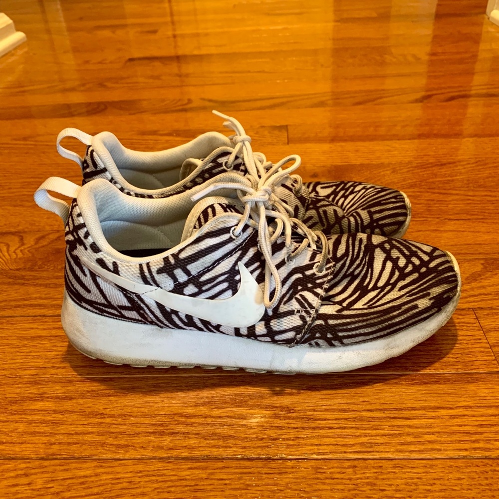 Nike black and white roshes